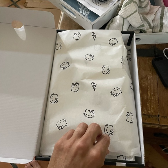 Men’s Hello Kitty Nike Presto - Picture 4 of 4